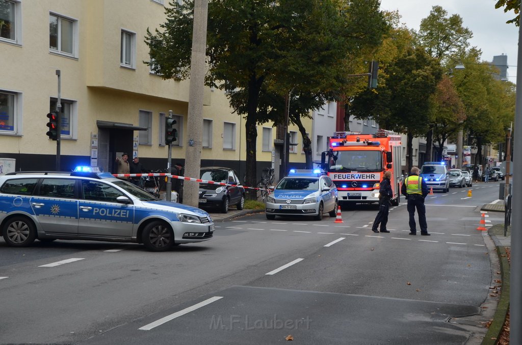 Attentat auf Fr Reker Koeln Braunsfeld Aachenerstr Wochenmarkt P09.JPG - Miklos Laubert